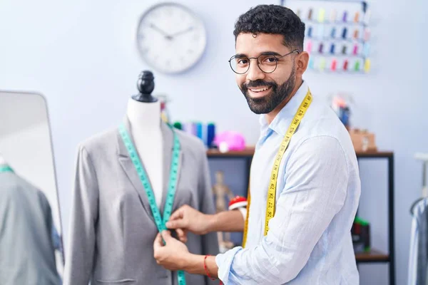 在裁缝店 年轻的阿拉伯男子裁缝师自信地微笑着量身裁衣 — 图库照片