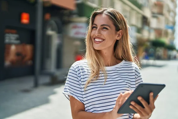 Νεαρή Ξανθιά Γυναίκα Χαμογελά Αυτοπεποίθηση Χρησιμοποιώντας Touchpad Στο Δρόμο — Φωτογραφία Αρχείου