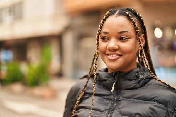 Африканська Американка Яка Впевнено Посміхається Вулиці — стокове фото