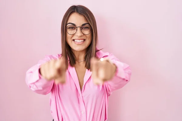 Young Hispanic Woman Wearing Glasses Standing Pink Background Pointing You — Stock Photo, Image