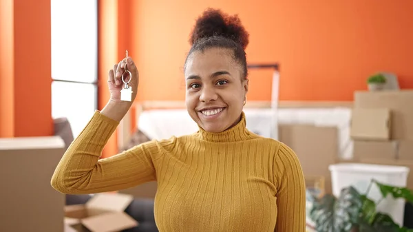 Νεαρή Αφροαμερικανή Γυναίκα Χαμογελά Αυτοπεποίθηση Κρατώντας Κλειδί Στο Νέο Σπίτι — Φωτογραφία Αρχείου
