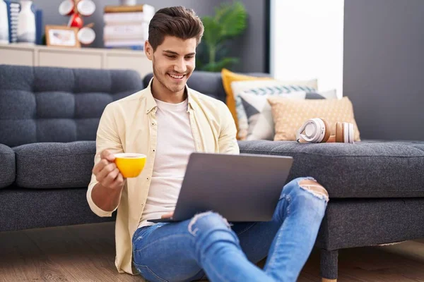 Jonge Spaanse Man Met Laptop Die Thuis Koffie Drinkt — Stockfoto