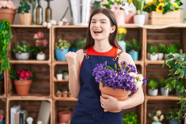 Fiatal Kaukázusi Dolgozik Virágüzlet Kezében Pot Virágok Sikoltozó Büszke Ünneplő — Stock Fotó