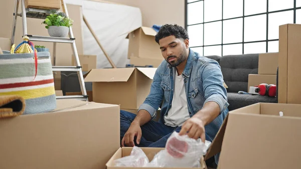 Afroamerikaner Packt Pappschachtel Neuen Zuhause Aus — Stockfoto