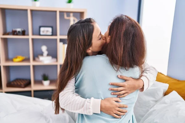女人和女孩在卧室里互相拥抱 — 图库照片