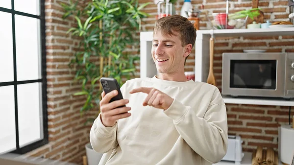 Jonge Blanke Man Met Behulp Van Smartphone Zitten Tafel Eetkamer — Stockfoto