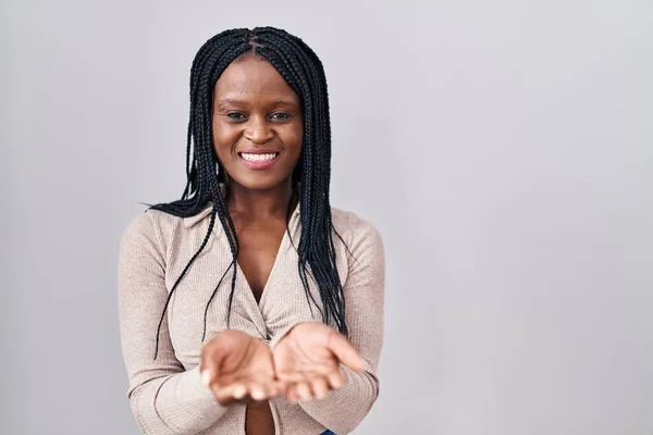 Afrikaanse Vrouw Met Vlechten Die Een Witte Achtergrond Staan Glimlachen — Stockfoto