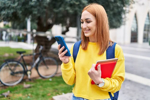 Joven Mujer Caucásica Estudiante Sonriendo Confiado Usando Teléfono Inteligente Parque — Foto de Stock