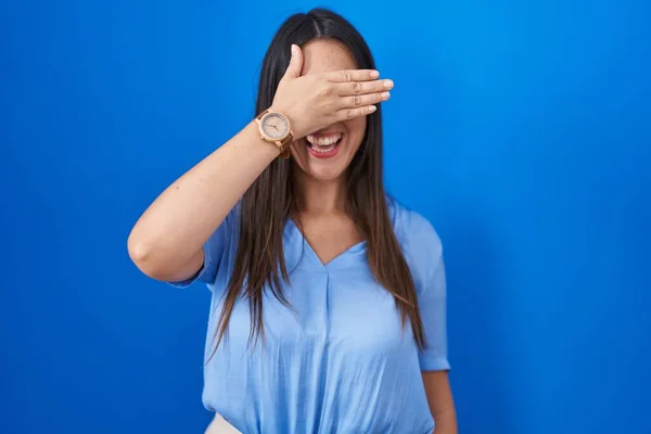 Junge Brünette Frau Vor Blauem Hintergrund Lächelnd Und Lachend Mit — Stockfoto