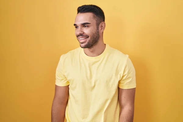 Homem Hispânico Jovem Sobre Fundo Amarelo Olhando Para Lado Com — Fotografia de Stock