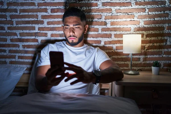 Fiatal Latin Férfi Használ Okostelefon Ágyban Hálószobában — Stock Fotó