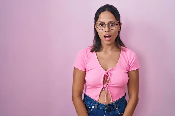 Mujer Joven Hispana Pie Sobre Fondo Rosa Con Gafas Asustadas — Foto de Stock