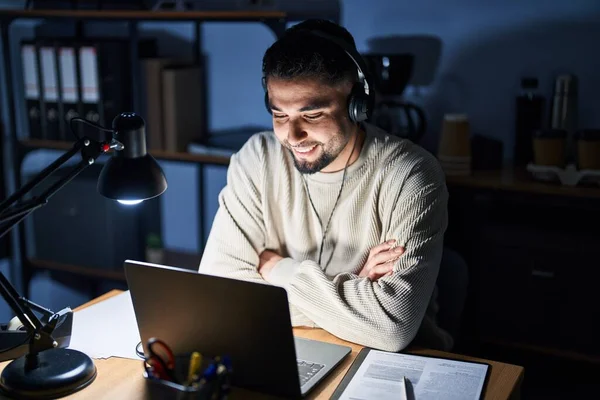 Joven Hombre Guapo Trabajando Con Computadora Portátil Noche Cara Feliz —  Fotos de Stock