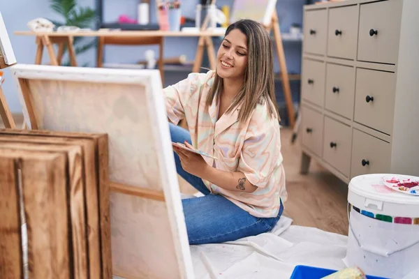 Young Hispanic Woman Artist Smiling Confident Drawing Art Studio — ストック写真