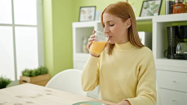 Young Blonde Woman Drinking Orange Juice Sitting Table Home — Φωτογραφία Αρχείου