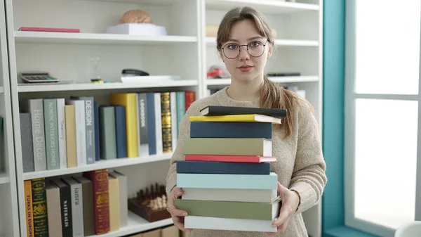 Jong Blond Vrouw Student Holding Boeken Met Ontspannen Uitdrukking Bibliotheek — Stockfoto