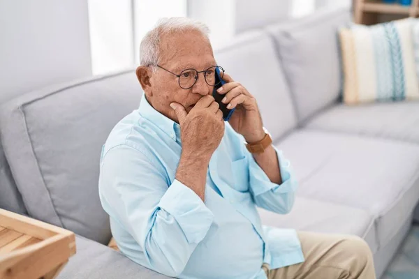 Starší Šedovlasý Muž Mluví Smartphonu Sedí Pohovce Doma — Stock fotografie