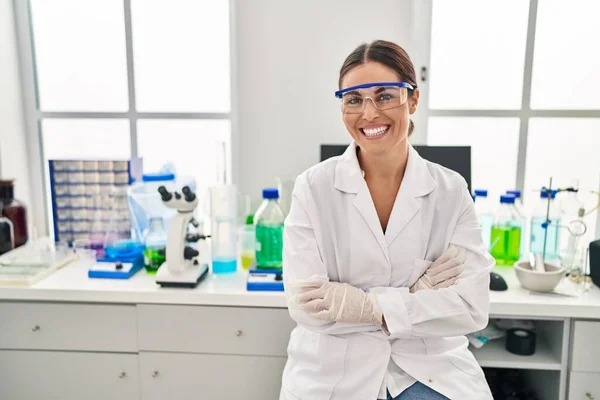 Genç Güzel Spanyol Bilim Kadını Gülümsüyor Kollarını Kavuşturup Laboratuvarda Oturuyor — Stok fotoğraf