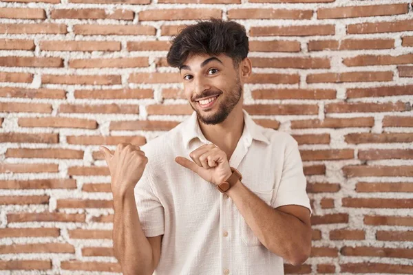 Homem Árabe Com Barba Sobre Tijolos Parede Fundo Apontando Para — Fotografia de Stock