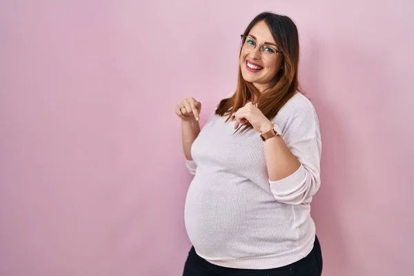 Pregnant Woman Standing Pink Background Looking Confident Smile Face Pointing — Stock Photo, Image