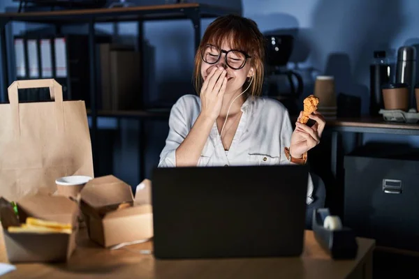 Genç Güzel Bir Kadın Bilgisayar Laptopu Kullanıyor Yemek Yiyor Gülüyor — Stok fotoğraf