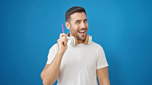 Homem Hispânico Jovem Usando Fones Ouvido Com Ideia Sobre Fundo — Fotografia de Stock