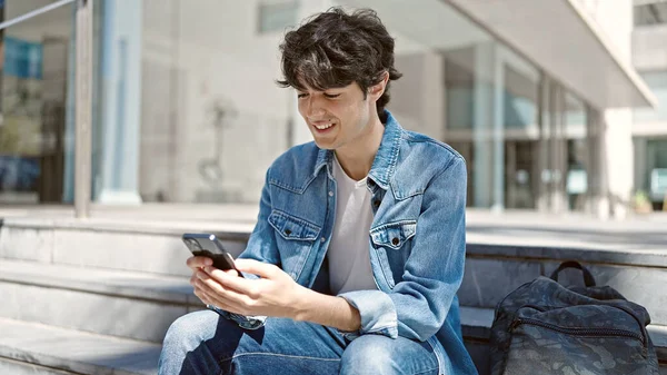 Joven Estudiante Hispano Usando Smartphone Sentado Las Escaleras Universidad —  Fotos de Stock