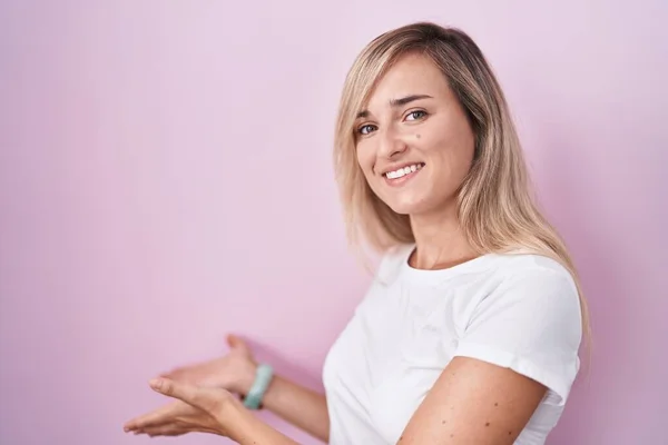 Jonge Blonde Vrouw Staan Roze Achtergrond Uitnodigen Gaan Glimlachen Natuurlijk — Stockfoto