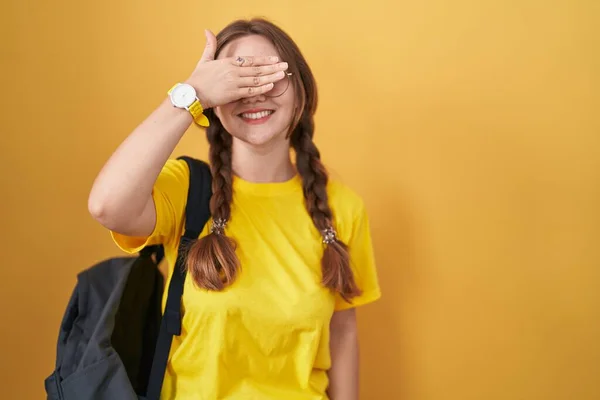 Mladá Běloška Oblečená Studentském Batohu Přes Žluté Pozadí Usmívá Směje — Stock fotografie