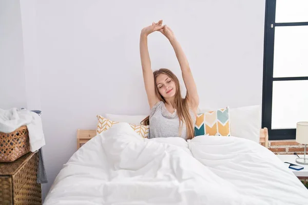 Joven Mujer Caucásica Despertando Estirando Los Brazos Dormitorio — Foto de Stock