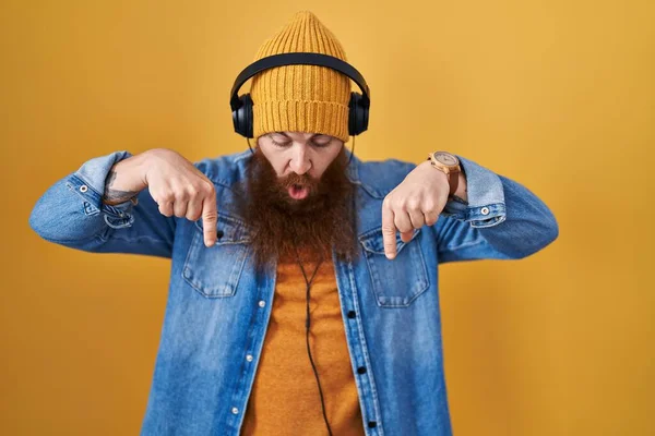 Καυκάσιος Άνδρας Μακριά Γενειάδα Ακούγοντας Μουσική Ακουστικά Που Δείχνουν Προς — Φωτογραφία Αρχείου