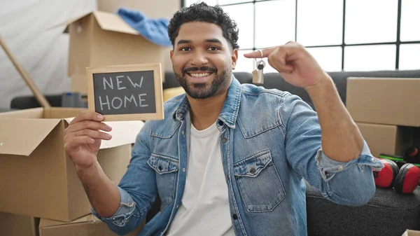 Afrikanischer Mann Lächelt Zuversichtlich Und Hält Neuen Hausschlüssel Und Tafel — Stockfoto
