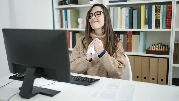 Güzel Spanyol Kadın Öğrenci Kütüphanede Bilgisayar Kırıcı Kağıt Kullanıyor — Stok fotoğraf