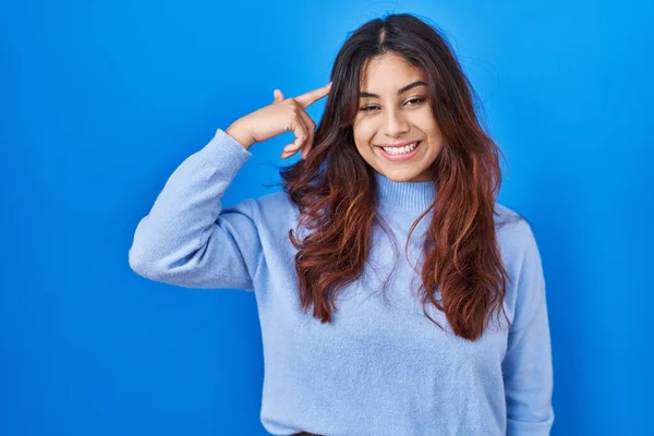 Mujer Joven Hispana Pie Sobre Fondo Azul Sonriendo Señalando Cabeza — Foto de Stock