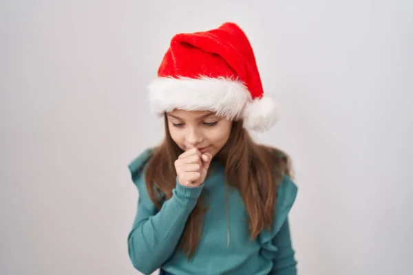 Kafkasyalı Küçük Bir Kız Noel Şapkası Takıyor Kendini Iyi Hissetmiyor — Stok fotoğraf