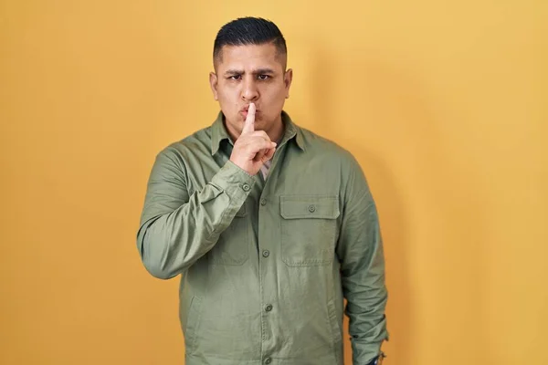 Jeune Homme Hispanique Debout Sur Fond Jaune Demandant Taire Avec — Photo