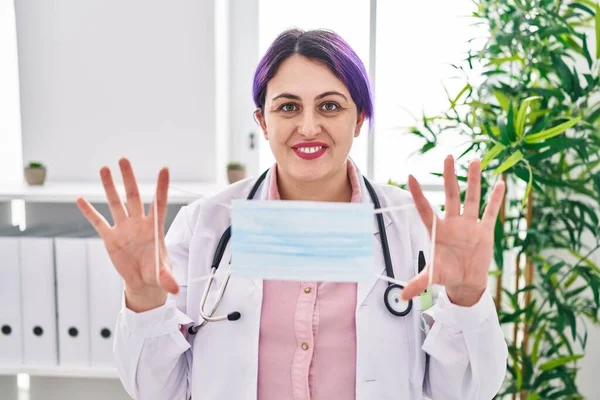 Νεαρή Όμορφη Συν Μέγεθος Γυναίκα Γιατρός Χαμογελά Αυτοπεποίθηση Κρατώντας Ιατρική — Φωτογραφία Αρχείου