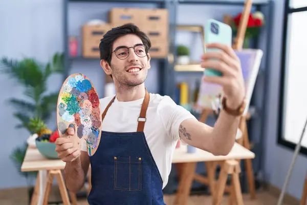 Joven Artista Hispano Sonriendo Confiado Hacer Selfie Por Teléfono Inteligente —  Fotos de Stock