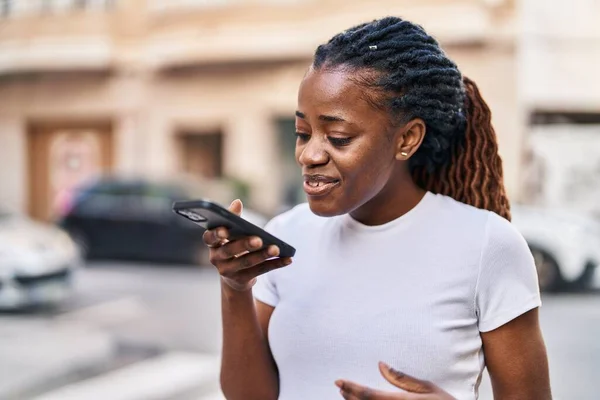Afričanky Americká Žena Usmívá Sebevědomě Mluvit Smartphone Ulici — Stock fotografie