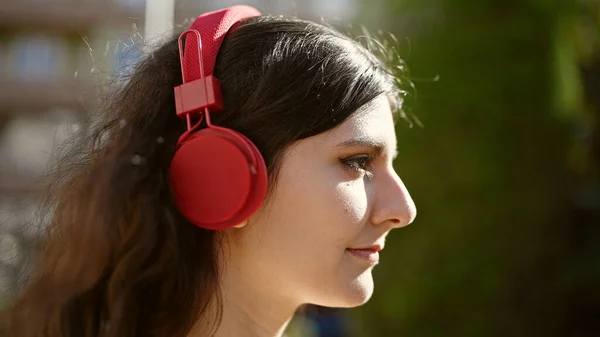 Young Beautiful Hispanic Woman Listening Music Serious Expression Park — Fotografia de Stock