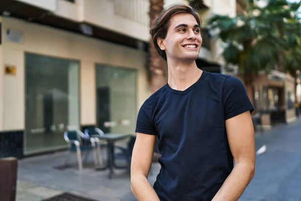 Jovem Caucasiano Sorrindo Confiante Olhando Para Lado Terraço Cafetaria — Fotografia de Stock