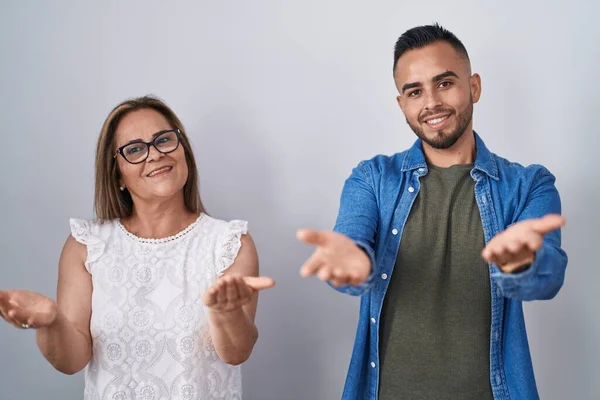 Hispanic Mor Och Son Står Tillsammans Leende Glad Erbjuder Händerna — Stockfoto