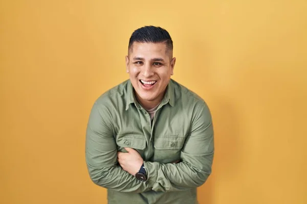 Hispanischer Junger Mann Der Vor Gelbem Hintergrund Steht Lächelt Und — Stockfoto