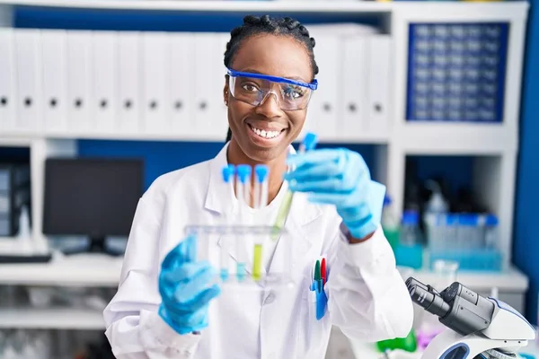 Afrikanische Wissenschaftlerin Lächelt Zuversichtlich Und Hält Reagenzgläser Labor — Stockfoto