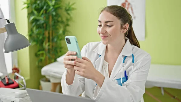Joven Hermosa Mujer Hispana Médico Sonriendo Confiado Usando Teléfono Inteligente — Foto de Stock
