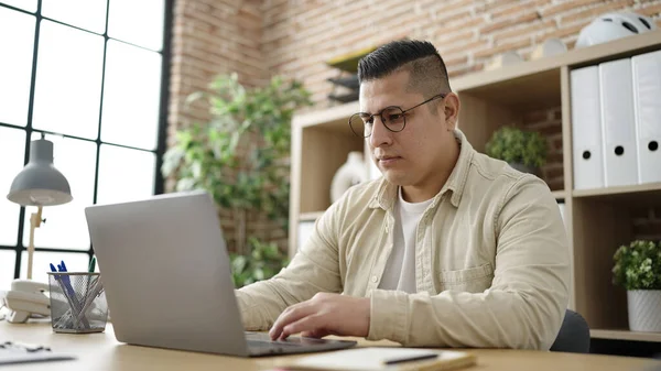 Young Hispanic Man Business Worker Using Laptop Office — Stockfoto