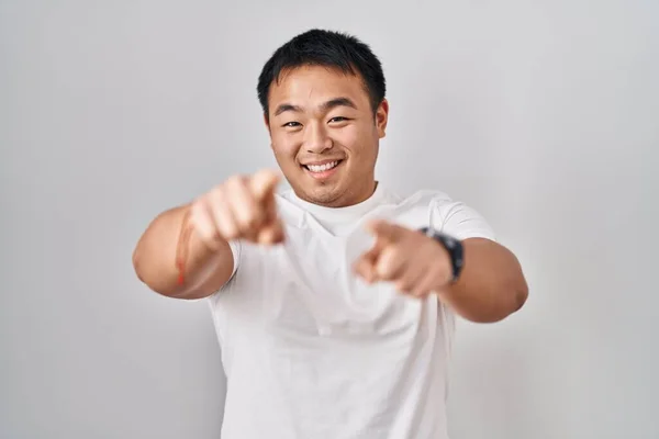 Jeune Homme Chinois Debout Sur Fond Blanc Pointant Vers Vous — Photo