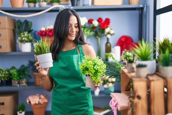 Молодая Латиноамериканка Флористка Уверенно Улыбающаяся Держа Растения Цветочном Магазине — стоковое фото