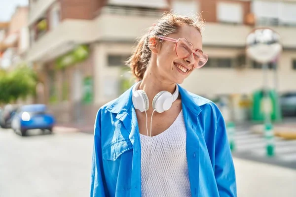 Mujer Joven Con Gafas Sol Auriculares Besándose Calle —  Fotos de Stock