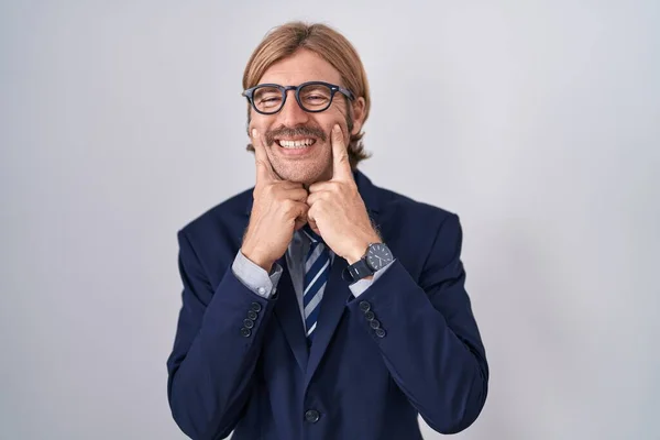 Καυκάσιος Άνδρας Μουστάκι Φορώντας Επαγγελματικά Ρούχα Χαμογελώντας Ανοιχτό Στόμα Δείχνοντας — Φωτογραφία Αρχείου